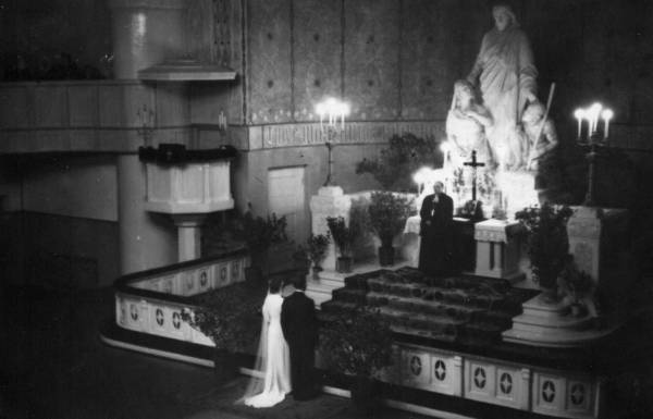 Kiriklik laulatus. Pruutpaar Tartu Pauluse kiriku altari ees, 1936.