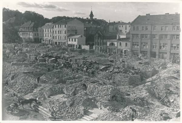 Inimesed koristavad Kaubahoovi varemeid, taga Poe tänav.
Hobuveokid. Tartu, 17.09.1941. Fotograaf: E. Selleke.