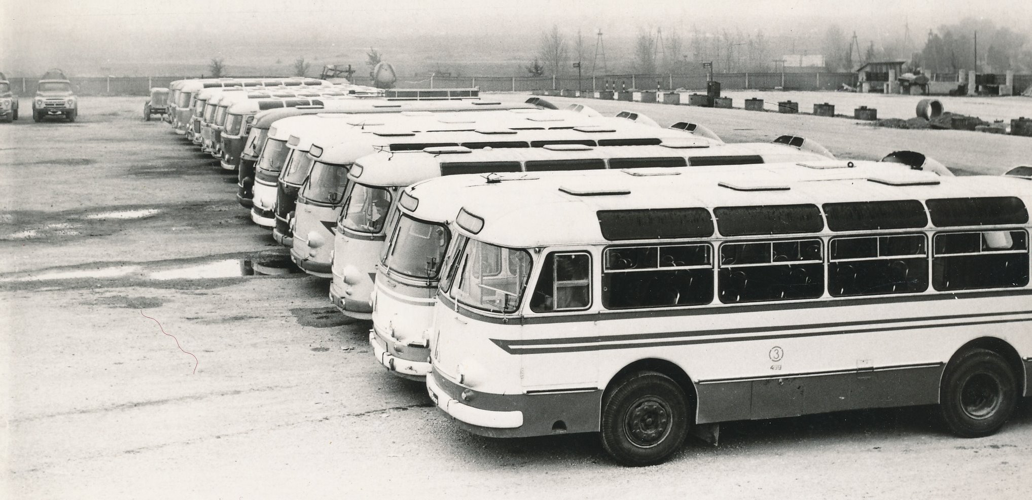 Foto.Autobusside  rivi Autotranspordibaasis nr. 3. õuel.