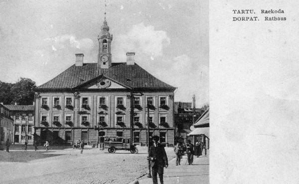 Tartu raekoda, 1920-1930.
Auto, inimesed platsil.