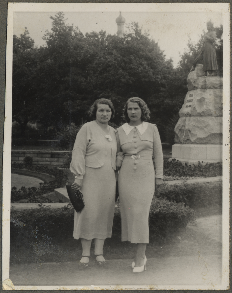 Kaks naist Pärnus Lydia Koidula pargis
