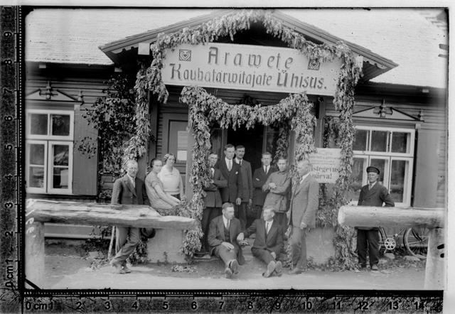 Aravete Kaubatarvitajate Ühisuse palkon pidurüüs. 1925. aasta juuli, ühistegevuse päev.