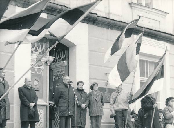 Stalinismiohvrite mälestamine 1989a. Raekoja trepil mikrofoni taga kõneleb R. Järlik.