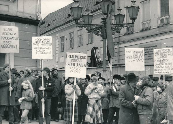 Stalinismiohvrite mälestamine 1989a. Raekoja trepil mikrofoni taga kõneleb R. Järlik.