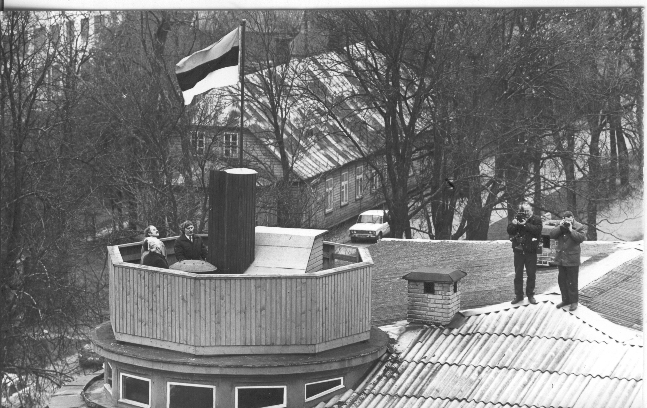 Foto. 24.veebruaril 1990.a. rahvuslipu heiskamine maavalitsuse torni.