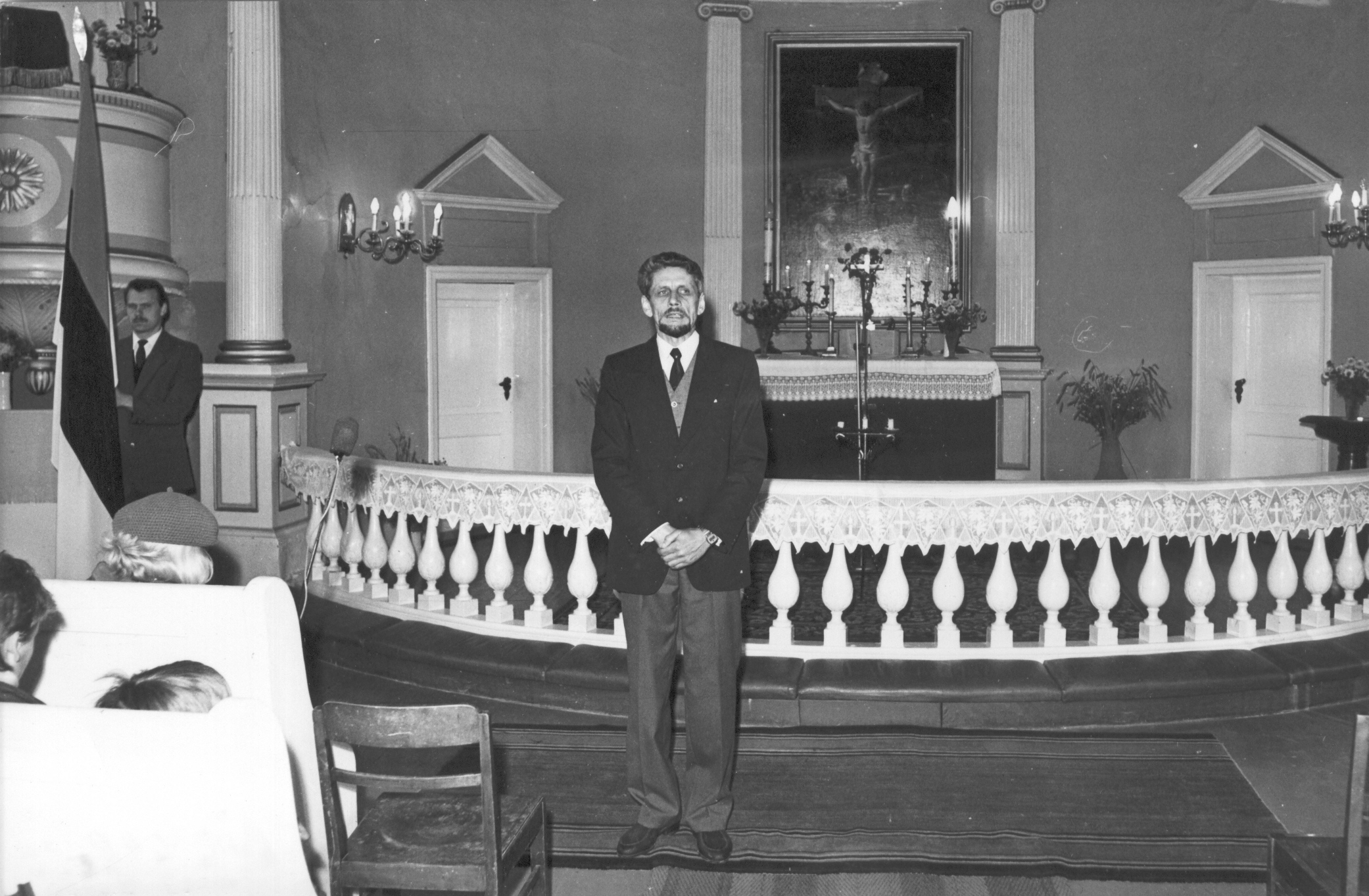 Foto. 14.-15.oktoobril 1989.a. muinsuskaitsepäevad Võrumaal, Võru kirikus kõneleb Valdur Raudvassar