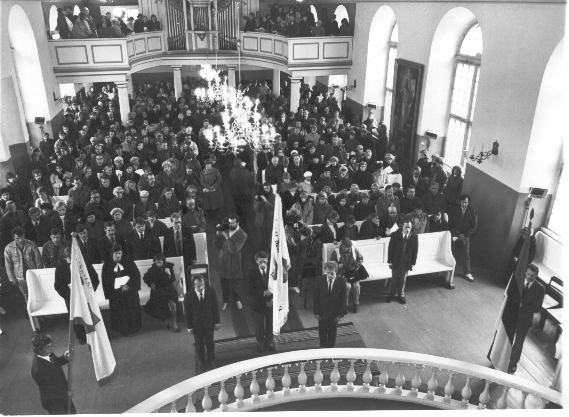 14-15.oktoobril 1989.a. Muinsuskaitsepäevad Võrumaal, lippude õnnistamine Võru kirikus, vaade saali