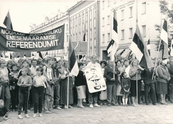 Miiting, rahval käes loosungid ja lipud. Tartu, Raekoja plats, 1989.