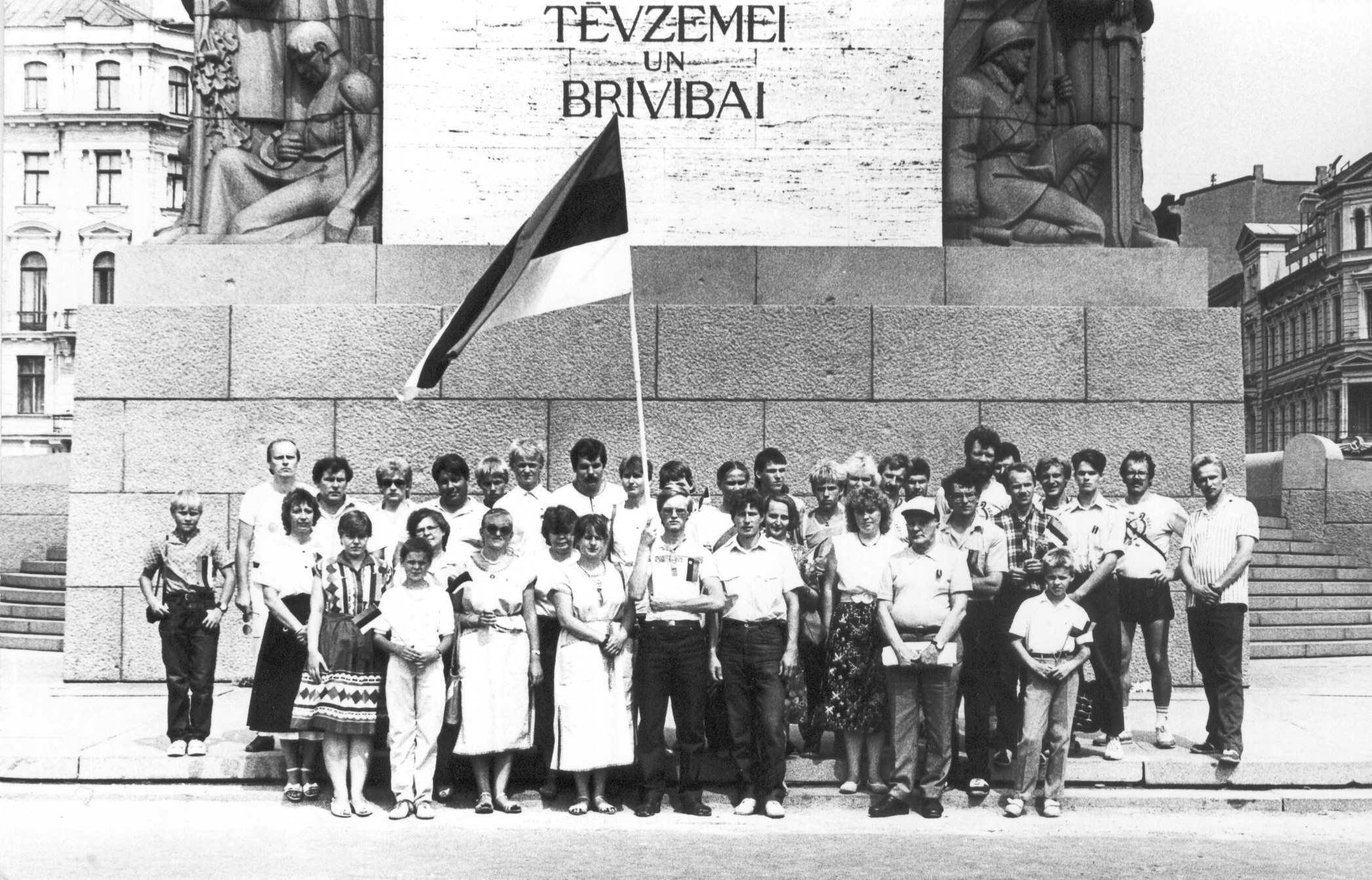 Foto. Muinsuskaitse Seltsi Võru noored Baltical 1989.a. Riias Läti Vabadussamba juures.