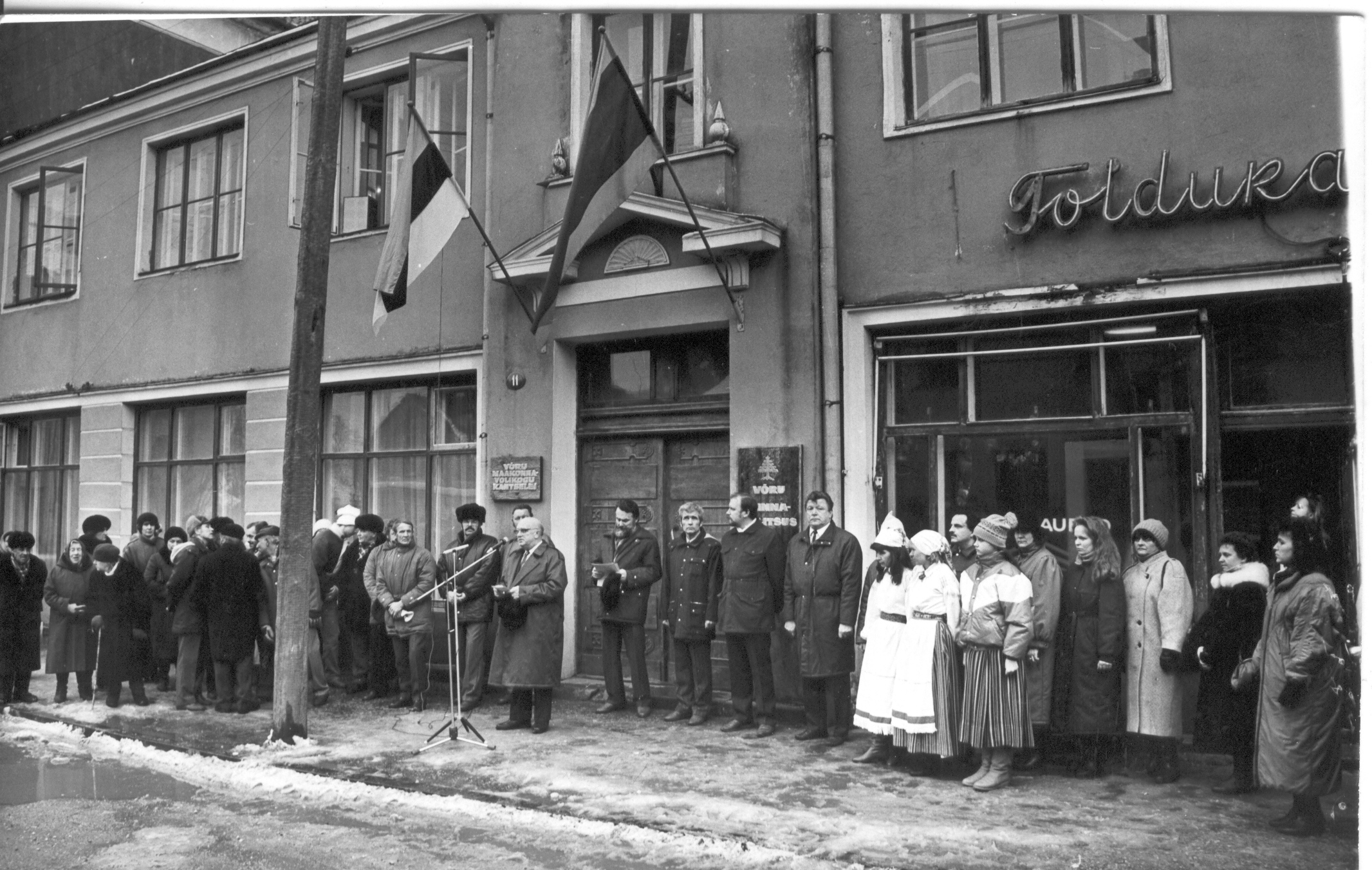 Foto. 24.02.1990.a. lippude heiskamine Võru Linnavalitsuse hoonele, vaade rahvale