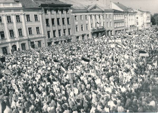 Miiting Tartus Raekoja platsil 1989a, vaade inimestele.