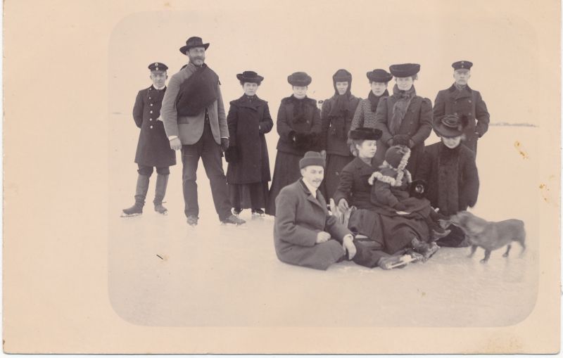 Foto. Seltskond uiskudega merejääl. 1905 Haapsalu. O. Siluti kogu. Albumis.