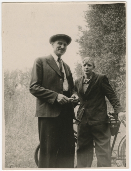 Asumisele saadetud Taavet Poska koos ühe oma Karaganda fotoringi õpilasega Želentrestis