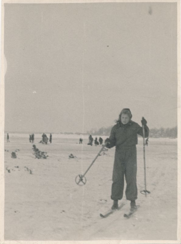 Foto. Haapsalu Peda kooli fotoringi kogu. Õpilane Aili Nigul lahejääl suusatamas. 1949-1950.