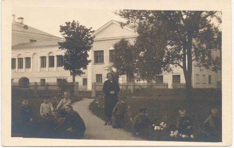 Foto. Läänemaa Õpetajate Seminari algkooli kodulootund, õpetaja M. Mamberg õpilastega õues 1931-32