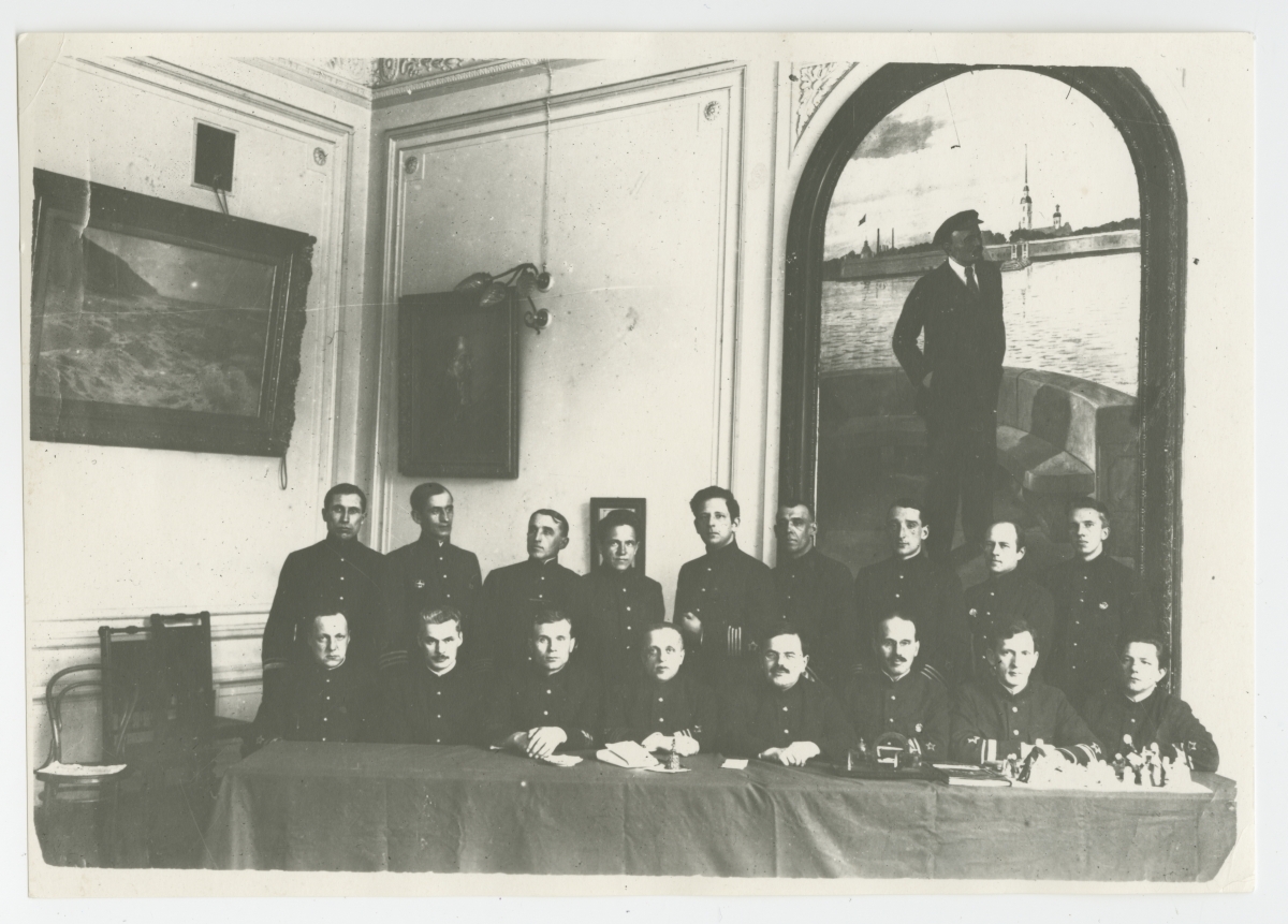Sõja-Mereakadeemia lõpetajad (vasakult 3 istub Andrei Mets)