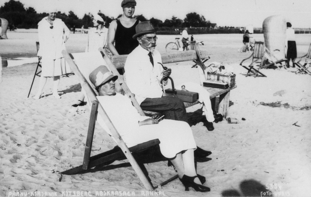 Kirjanik A. Kitzberg abikaasaga rannal