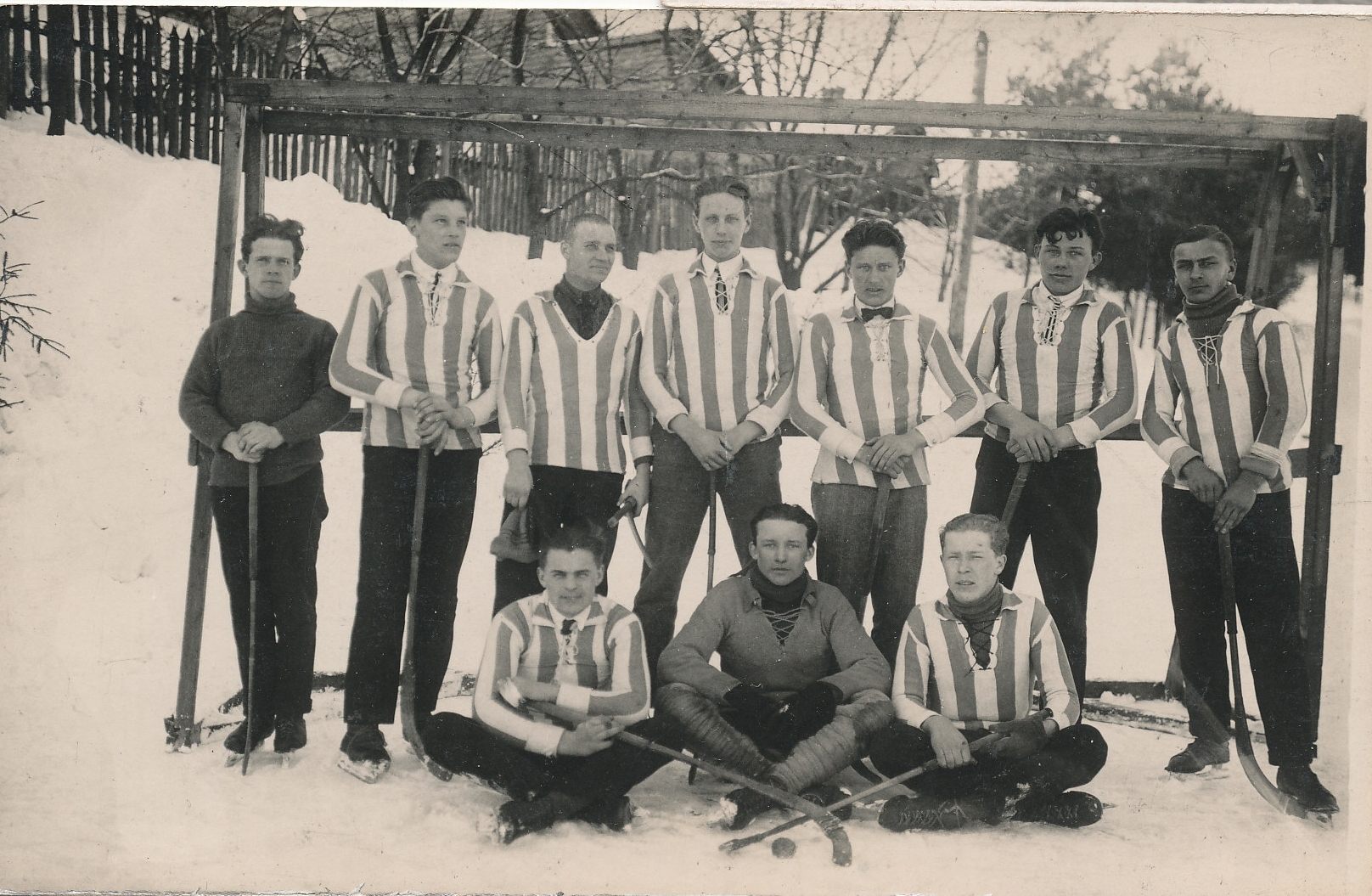 Tartu Õhtugümnaasiumi jääpalli meeskond