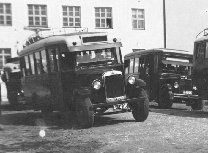 Motor buses approx. 1931-33: 25-section Dodge JG Nr. 45 (former Tatsi Nr. 10, A-1438), 20-section Reo GB Nr. 36 (A-1255) purchased in the middle of 1930 and 27-section Packard Nr. 51 (Tatsi Nr. 20 (H-124, later A-843) purchased on the right. the Tor used until 1935. Photo: Raeantiik via Heiki Muda.