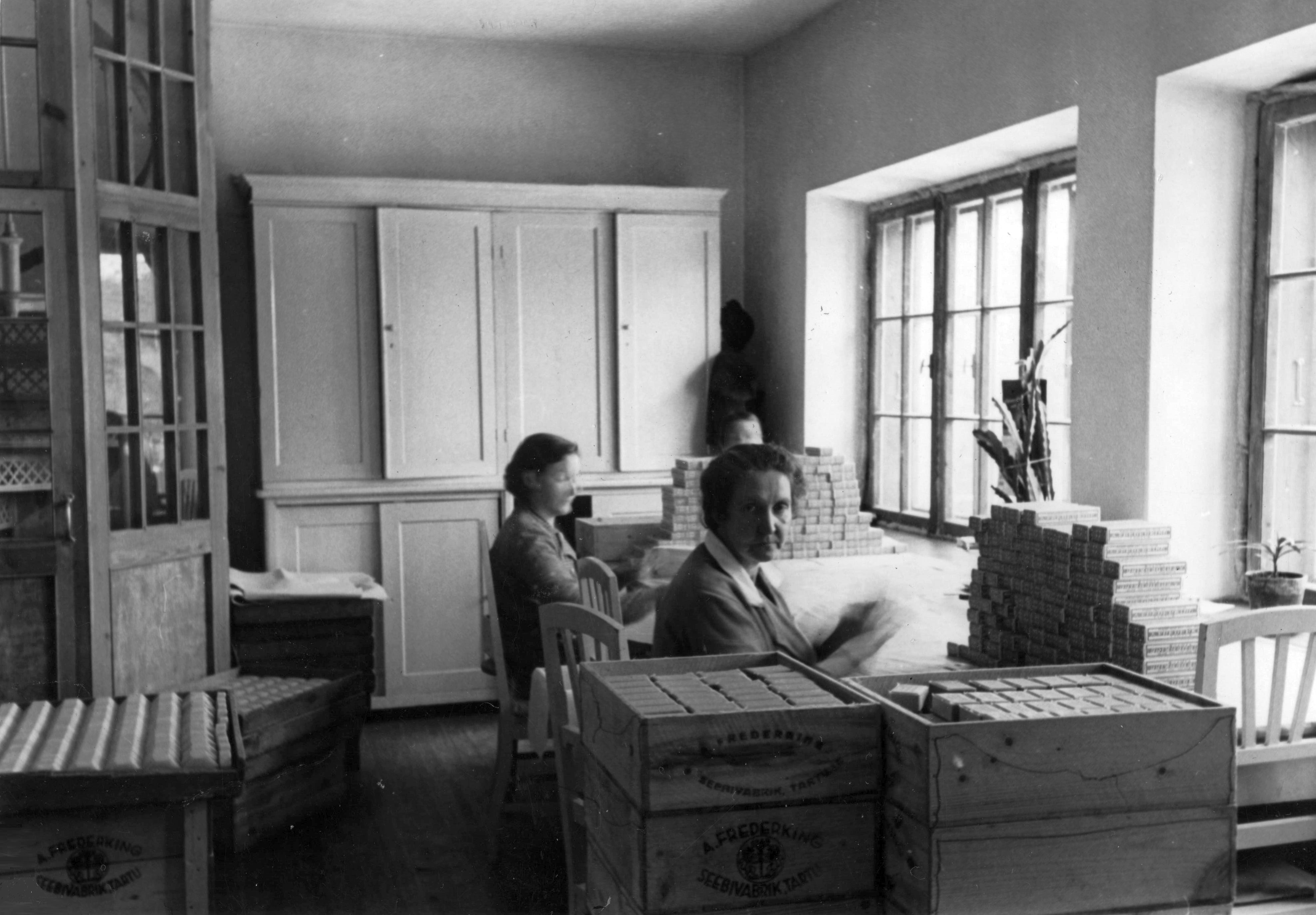 Packing room of the Frederking soap factory in Tartu in 1939