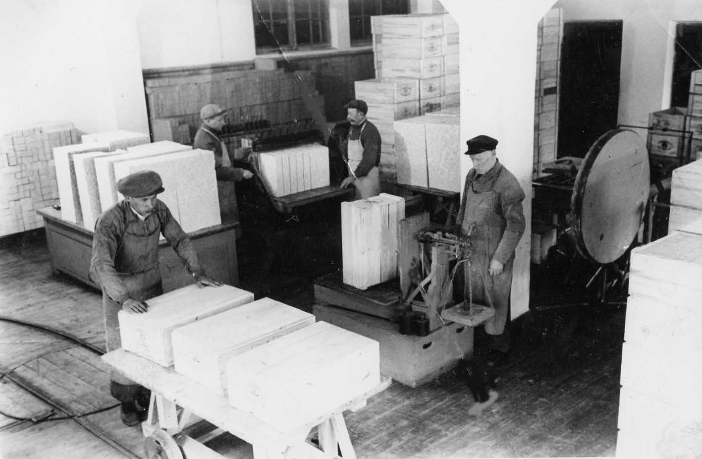 Packaging of soap in a. Frederking soap factory in Tartu in 1939.