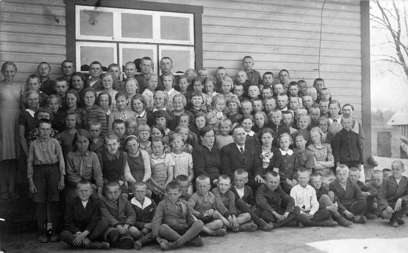 The Archipelago School in 1940. Teachers Liisa Pärna Sergi Annilo and Mall Nõges