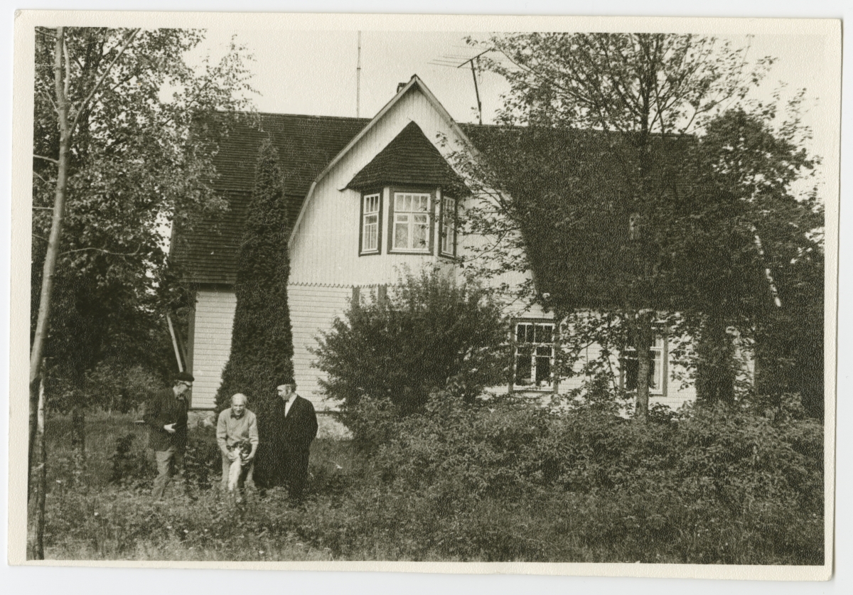 Armas Luige, E. Veidenberg ja Ants Pärna Kasispea külas E. Veidenbergi maja juures