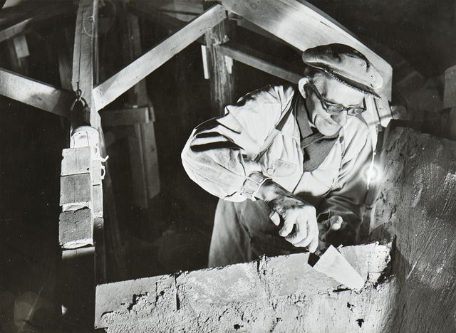 Turku Castle, mason Väinö Forsman building vault 36 rising from the central pillar (site code J 307)