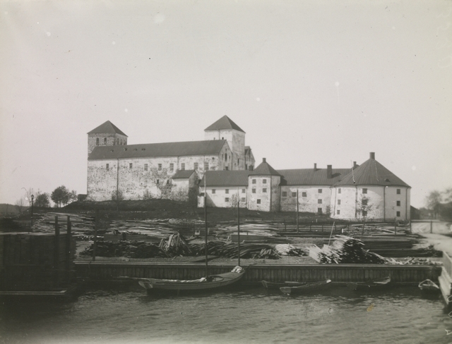 Turku Castle; timber in front of the steam