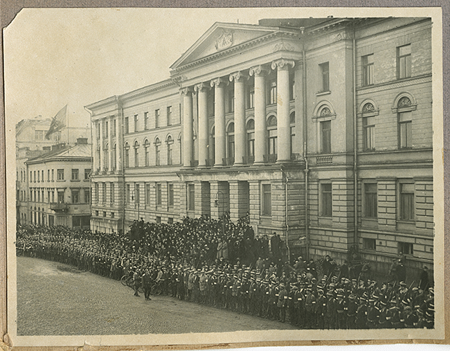 valkoisten voitonparaati Helsingissä; ulkokuva, ryhmäkuva, joukot Senaatintorilla, taustalla Helsingin yliopisto