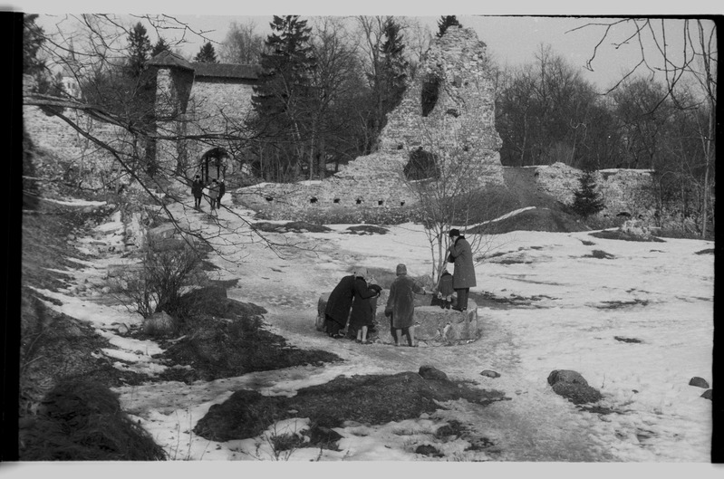 Rahvas Viljandi lossimägedes kaevu juures