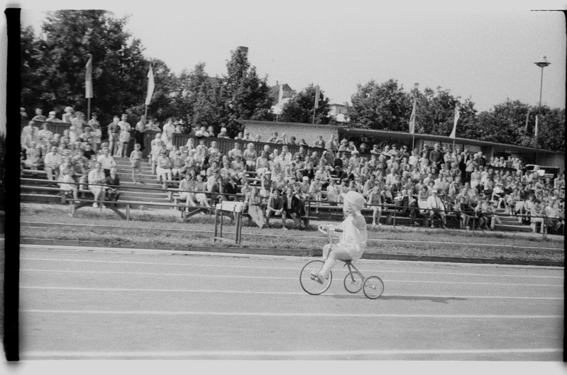 Väike poiss kolmerattalise jalgrattaga spordipeol Viljandi staadionil