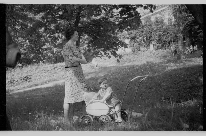 Naine lapsevankri ja lapsega koolinoorte kevadpeol Viljandis