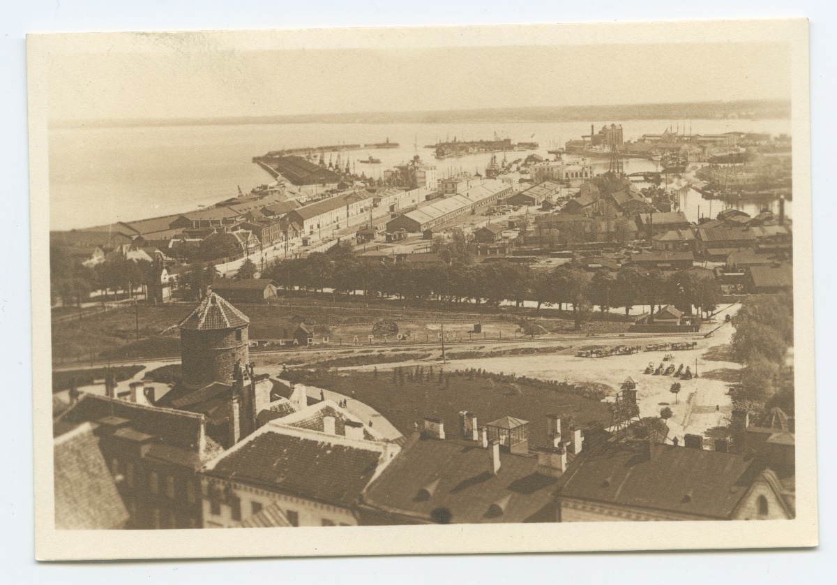 Tallinn, vaade sadamale läänest, ees vasakul Staltingi torn, keskel Merepuiestee.