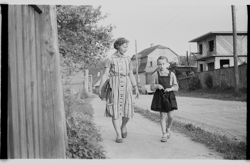 Ema tütrega Linnase tänaval Viljandis