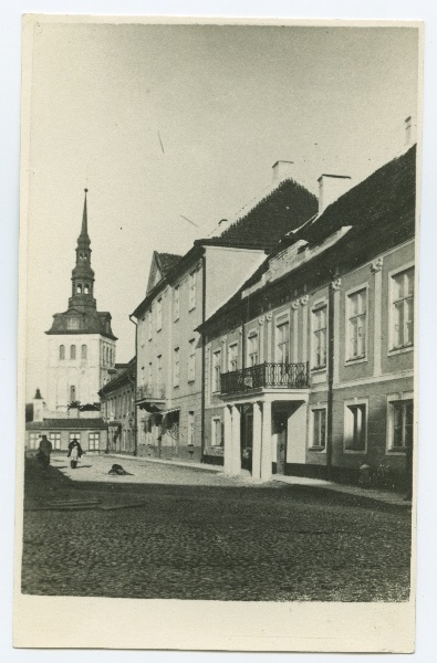 Tallinn, Lossi plats vana krediitkassaga, taga Niguliste kirik.
