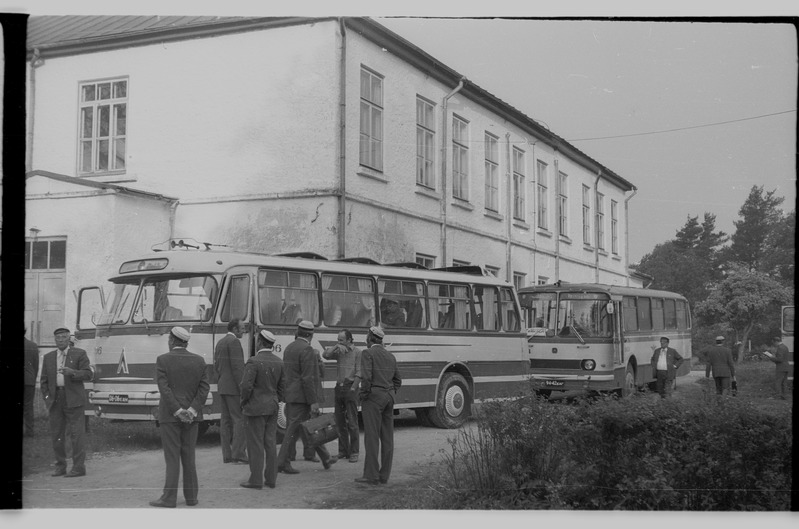 Viljandi meeskoori "Sakala" saabumine Kingisseppa