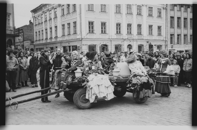 Dionysia 1992, festivali avamine Raekoja platsil; Sinimandria teatristuudio liikmed "kaarikul"