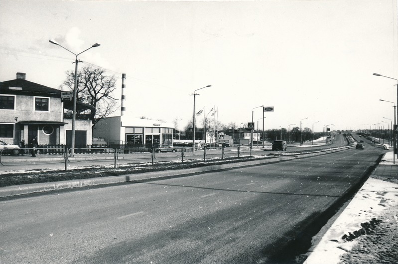 Sõpruse sild (vaade Raua t nurgalt). Vasakul keskel autokeskus Ford.   Tartu, 1998. Foto Aldo Luud.