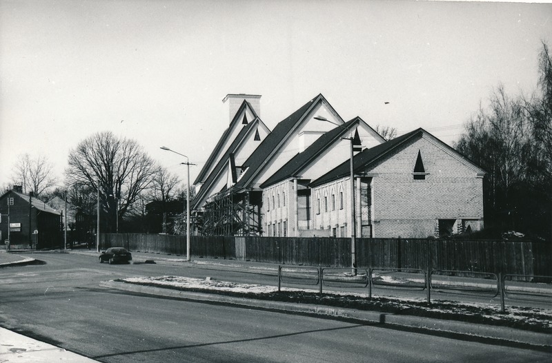 Salemi kiriku ehitamine (vaade Raua t poolt). Tartu, 1998. Foto Aldo Luud.