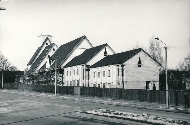 Salemi kiriku ehitamine (vaade Raua t poolt). Tartu, 1998. Foto Aldo Luud.