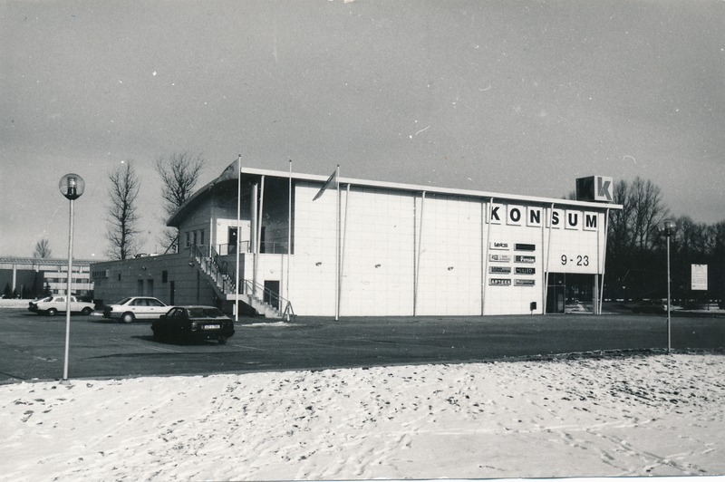 Kauplus Konsum (Ujula 2).  Tartu, 1998. Foto Aldo Luud.