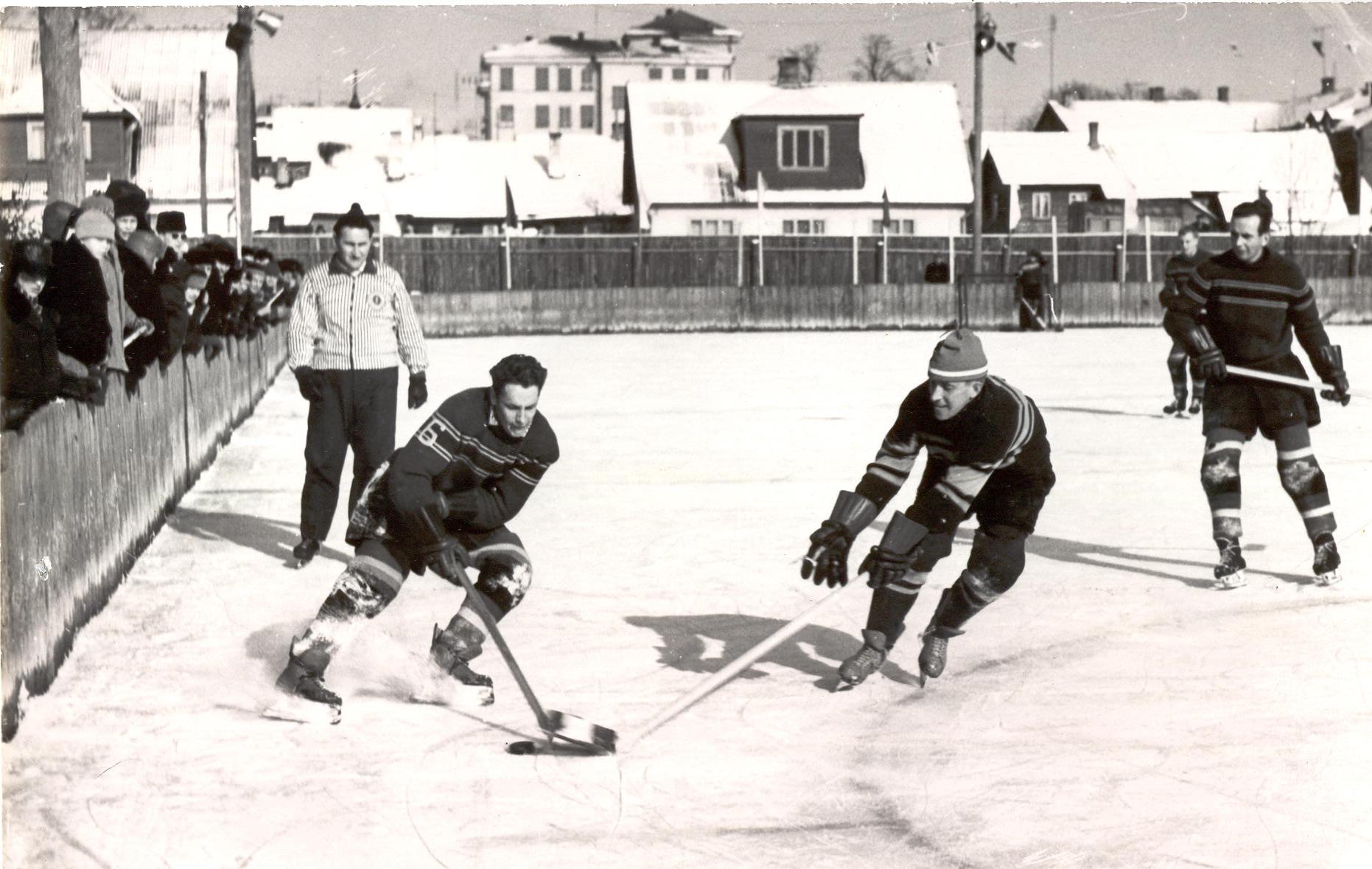Foto. Eesti NSV vabariiklikud maanoorte I talispordimängude finaalvõistlused Võrus 5.-8. märts 1965. Hokimängud.