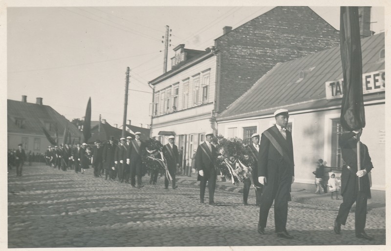 Fotopostkaart. Matuserongkäik on Võru maantee ja Riia tänava nurgal. 1927 - 1928.