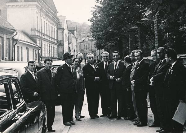 Armeenia delegatsioon H. Abovjani tänaval. Tartu, 1964.