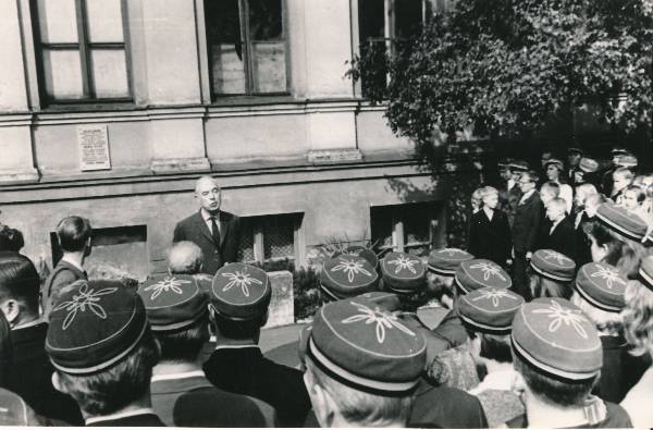 Boris Vilde mälestustahvli avamine Abojani 16 (Munga 16) maja seinal. Kõneleb B. Vilde õpingukaaslane, TRÜ dotsent Valmar Adams. Tartu, 1967.