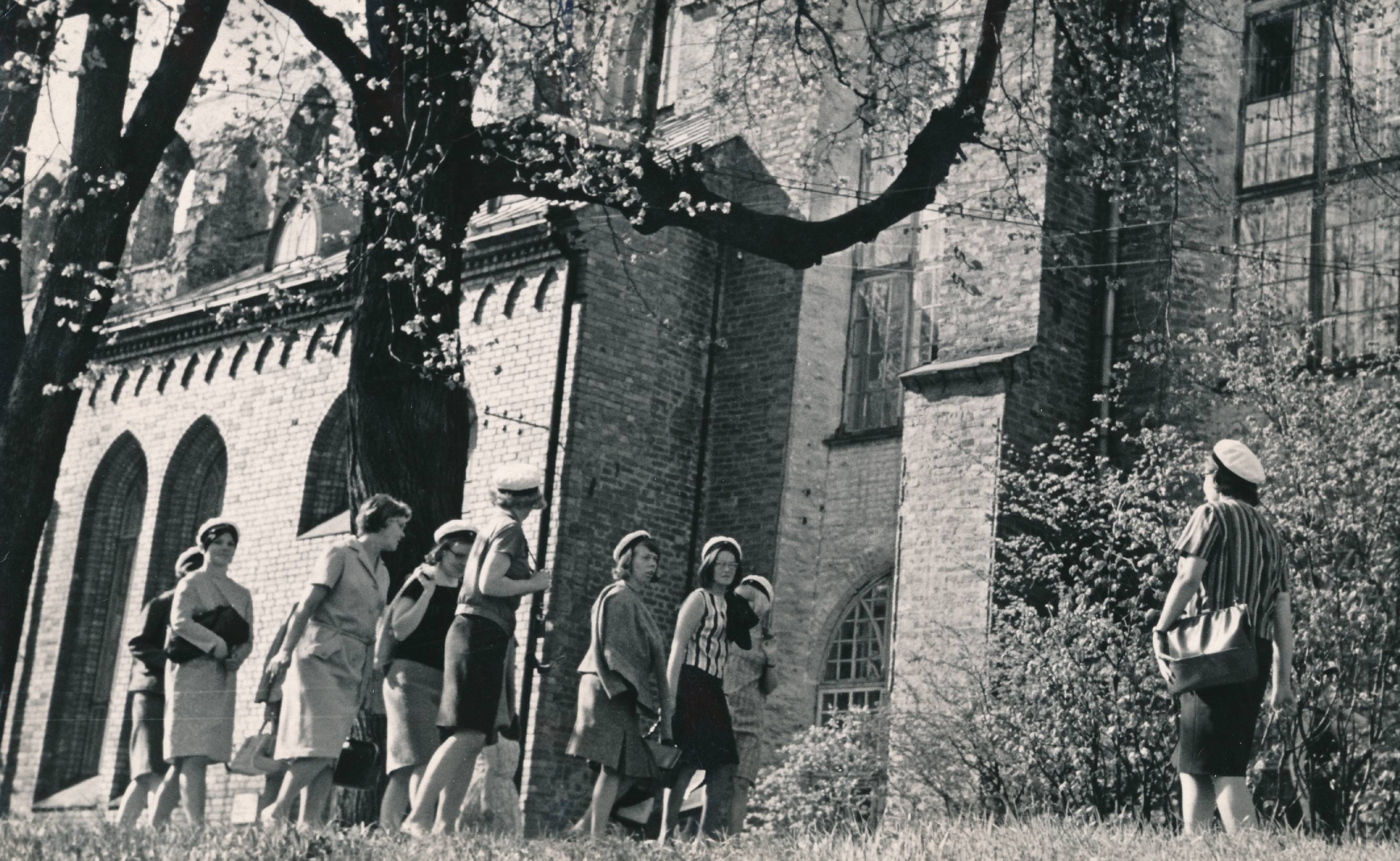 Tartu Ülikool. Soome üliõpilased TRÜ Raamatukogu ees Toomel. 1960ndatel.
