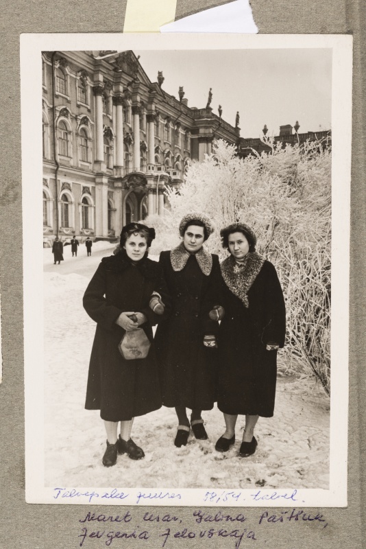 Maret Usar sõbrannadega Talvepalee juures 1958/1959 talvel