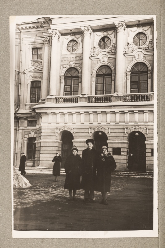 Maret Usar kaasüliõpilastega A. I. Herzeni nim. Leningradi Riikliku Pedagoogilise Instituudi peahoone ees