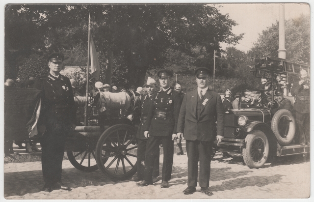 Tallinna VTÜ II jaoskonna liikmed ja tuletõrjemasinad rongkäigul